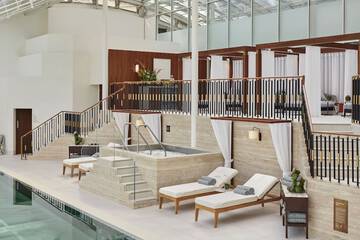 Indoor spa tub