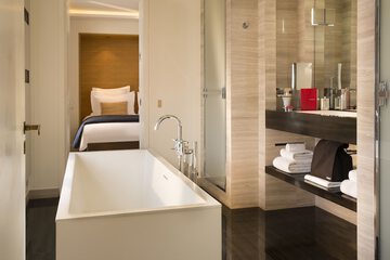 Deep soaking bathtub