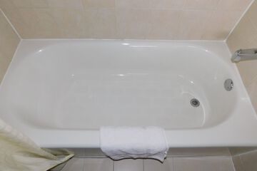 Deep soaking bathtub