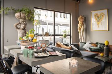 Lobby lounge