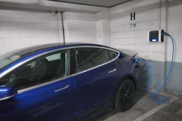 Electric vehicle charging station