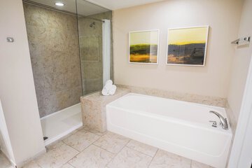 Deep soaking bathtub