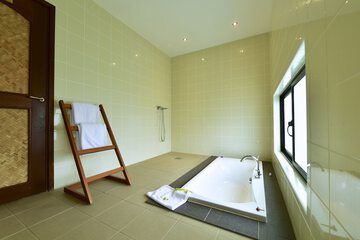 Deep soaking bathtub