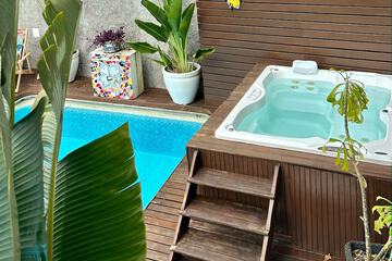 Outdoor spa tub