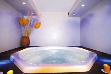 Indoor spa tub