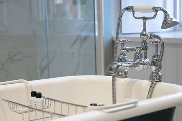 Deep soaking bathtub