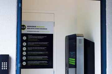 Check-in/check-out kiosk