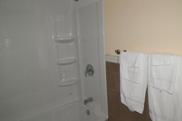 Deep soaking bathtub