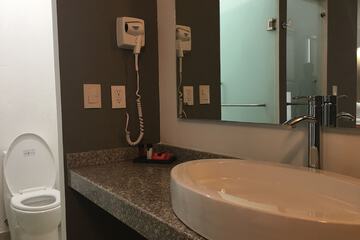 Bathroom sink