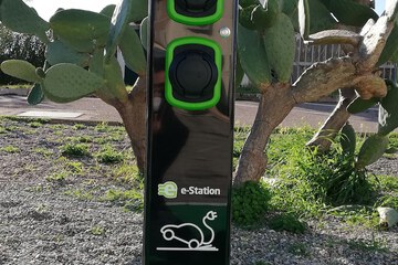 Electric vehicle charging station
