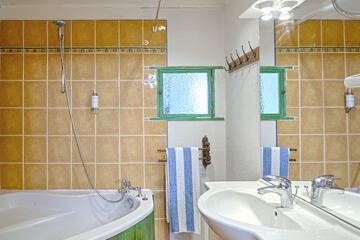 Deep soaking bathtub