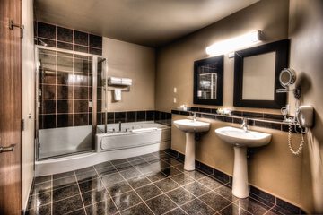 Deep soaking bathtub