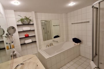 Deep soaking bathtub