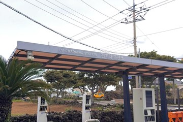 Electric vehicle charging station