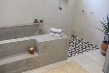 Deep soaking bathtub