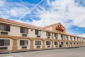 Econo Lodge Inn & Suites El Paso West