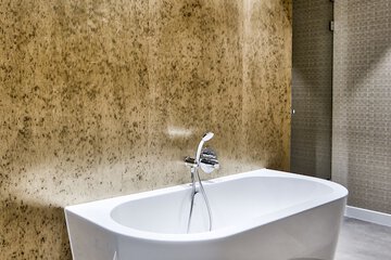 Deep soaking bathtub