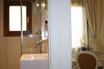 Bathroom sink