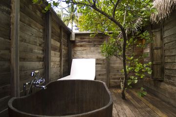 Deep soaking bathtub