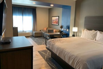 Room 32 of 46