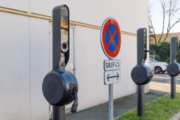 Electric vehicle charging station
