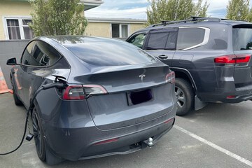 Electric vehicle charging station