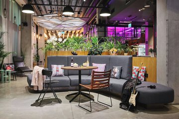 Lobby lounge