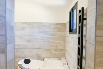 Jetted tub