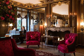 Concierge desk