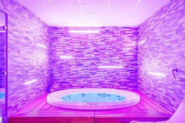Indoor spa tub
