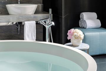 Deep soaking bathtub