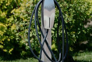 Electric vehicle charging station