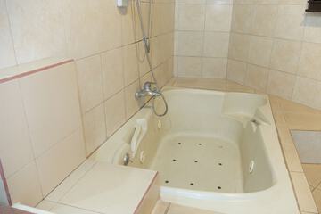 Jetted tub
