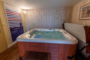 Indoor spa tub