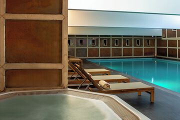 Indoor spa tub