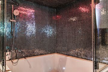 Deep soaking bathtub