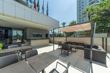 Swim-up bar