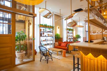 Lobby lounge