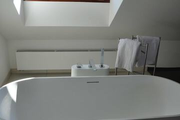 Deep soaking bathtub