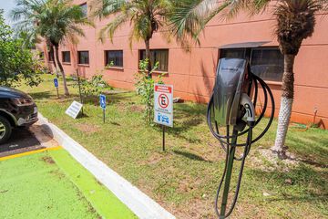 Electric vehicle charging station