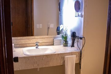 Bathroom sink