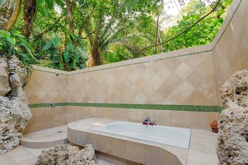 Deep soaking bathtub