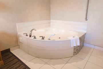 Deep soaking bathtub