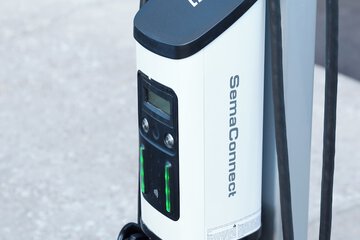Electric vehicle charging station