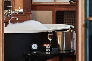 Deep soaking bathtub