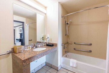 Deep soaking bathtub