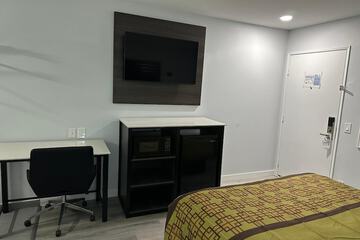 Room 6 of 10
