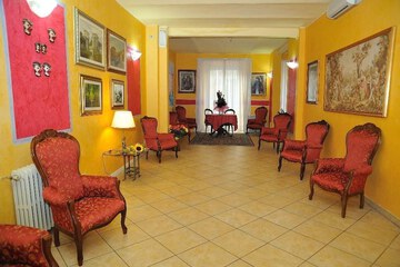 Lobby lounge