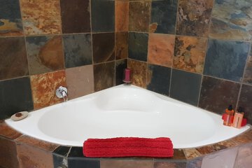 Deep soaking bathtub