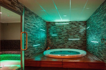 Indoor spa tub